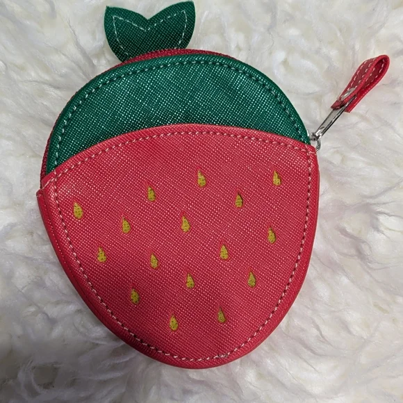 Strawberry-Shaped Coin Purse - Red and Green For Any Age - Picture 2 of 4